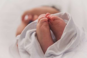 赤ちゃんの足