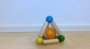 指先で遊ぶおもちゃの画像